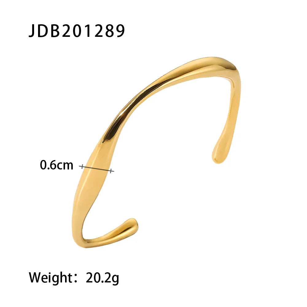 Product diagram of minimalist gold cuff bracelet on white background, showing open design, 0.6 cm band width and total weight of 20.2 g | Oria Jewel